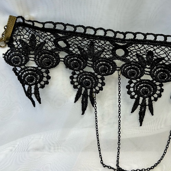 New Black Lace and Gemstone Gothic Choker Necklace and Earrings - Picture 8 of 9